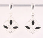 Fijne opengewerkte zilveren oorstekers met onyx afbeelding 1