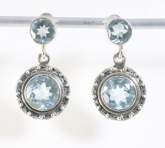 Ronde bewerkte zilveren oorstekers met blauwe topaas afbeelding 1