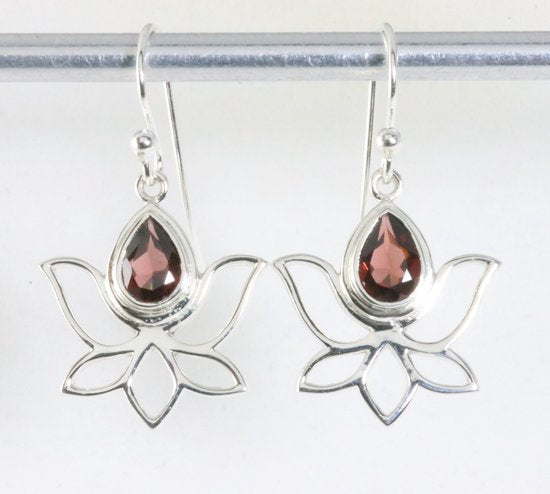 Opengewerkte zilveren lotus oorbellen met granaat afbeelding 1