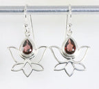 Opengewerkte zilveren lotus oorbellen met granaat afbeelding 1