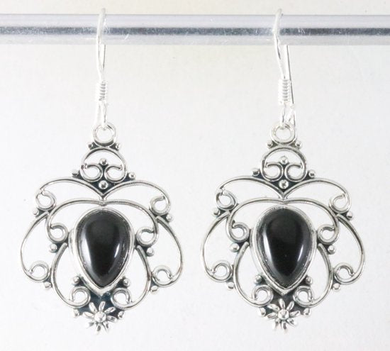 Opengewerkte zilveren oorbellen met onyx afbeelding 1