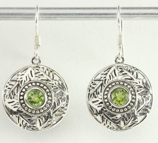 Ronde opengewerkte zilveren oorbellen met peridoot afbeelding 1