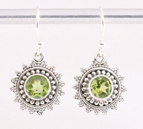 Bewerkte zilveren oorbellen met peridoot afbeelding 1