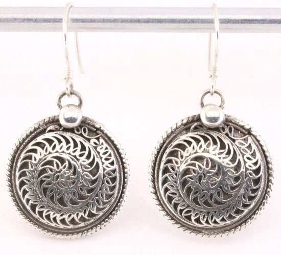 Traditionele ronde zilveren oorbellen met filigrein bewerking afbeelding 1