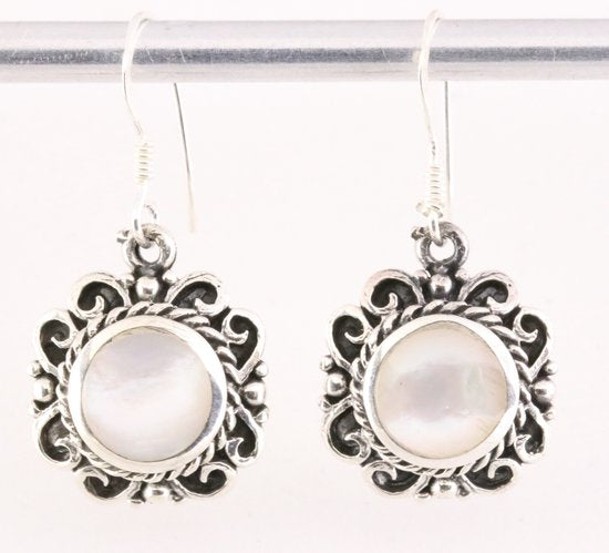 Bewerkte zilveren oorbellen met parelmoer afbeelding 1