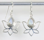 Opengewerkte zilveren lotus oorbellen met regenboog maansteen afbeelding 1