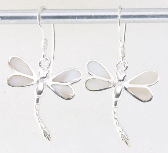 Zilveren libelle oorbellen met parelmoer afbeelding 1