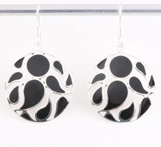 Ronde opengewerkte zilveren oorbellen met onyx afbeelding 1