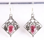 Opengewerkte zilveren oorbellen met granaat afbeelding 1