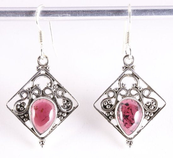 Opengewerkte zilveren oorbellen met granaat afbeelding 1