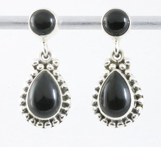 Bewerkte zilveren oorstekers met onyx afbeelding 1
