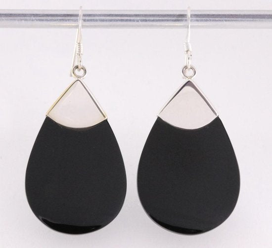 Grote druppelvormige zilveren oorbellen met onyx afbeelding 1