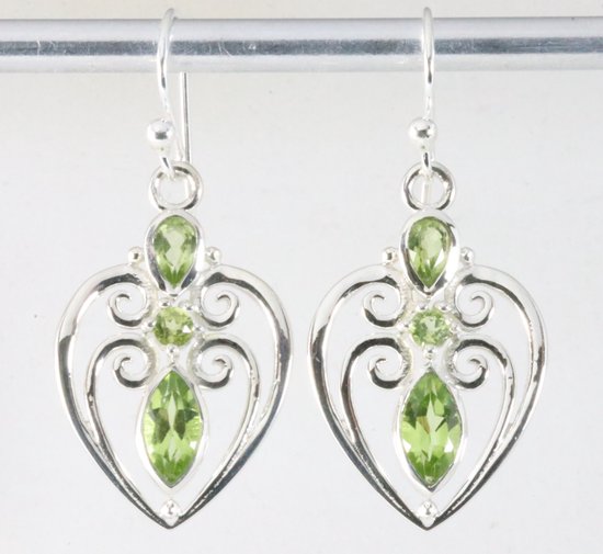 Opengewerkte zilveren oorbellen met peridoot afbeelding 1