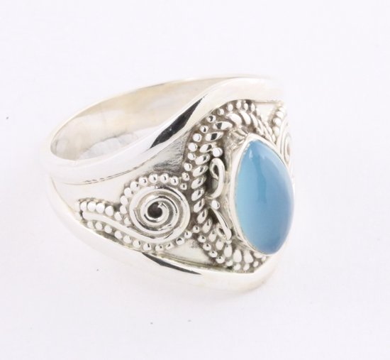 Bewerkte zilveren ring met blauwe chalcedoon afbeelding 1