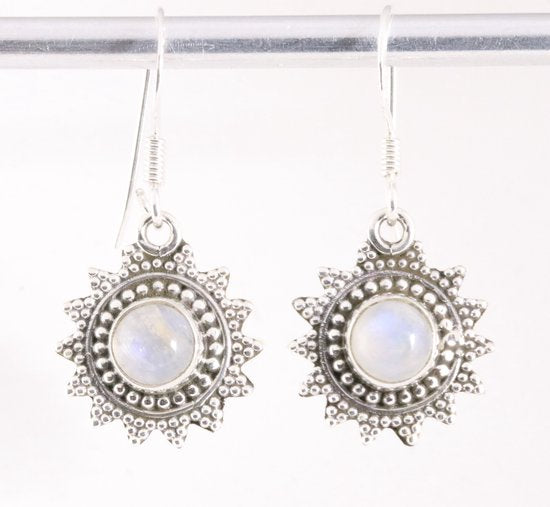 Fijne bewerkte zilveren oorbellen met regenboog maansteen afbeelding 1