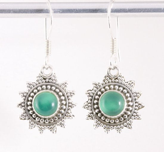 Fijne bewerkte zilveren oorbellen met groene onyx afbeelding 1