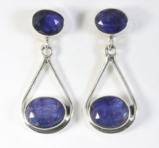 Opengewerkte zilveren oorstekers met blauwe saffier afbeelding 1