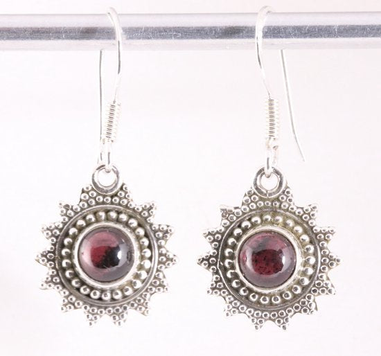 Fijne bewerkte zilveren oorbellen met granaat afbeelding 1