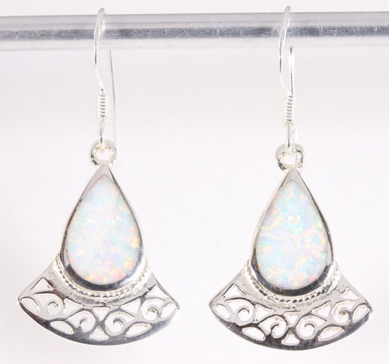 Bewerkte zilveren oorbellen met welo opaal afbeelding 1