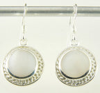 Ronde bewerkte zilveren oorbellen met parelmoer afbeelding 1