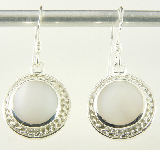 Ronde bewerkte zilveren oorbellen met parelmoer afbeelding 1