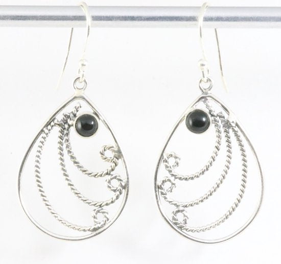 Fijne opengewerkte zilveren filigrein oorbellen met onyx afbeelding 1