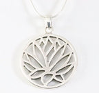 Ronde zilveren lotus bloem hanger aan ketting afbeelding 1