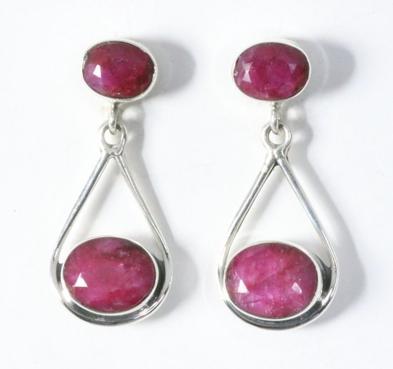 Opengewerkte zilveren oorstekers met robijn afbeelding 1