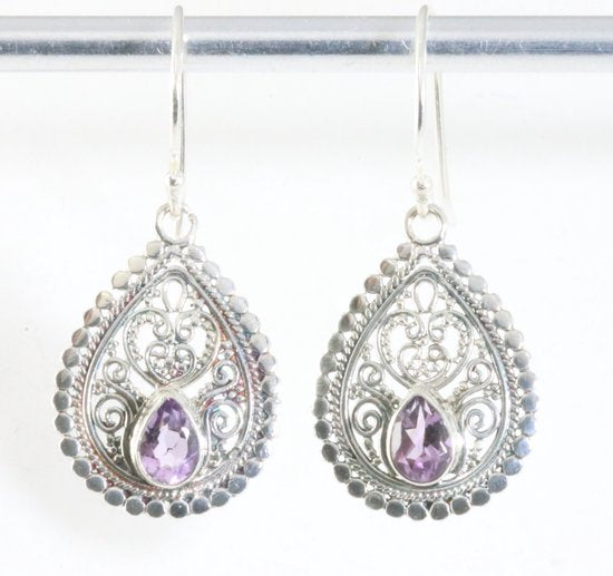 Traditionele bewerkte zilveren oorbellen met amethist afbeelding 1