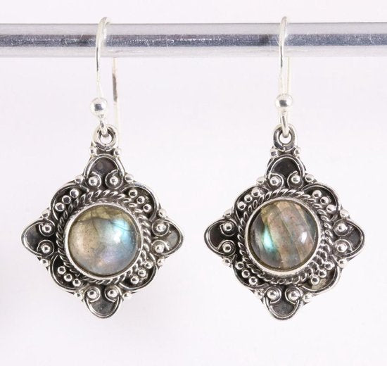 Bewerkte zilveren oorbellen met labradoriet afbeelding 1