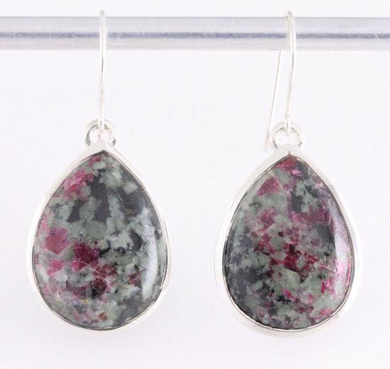 Druppelvormige zilveren oorbellen met eudialiet afbeelding 1