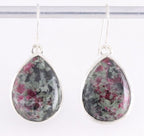 Druppelvormige zilveren oorbellen met eudialiet afbeelding 1