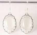 Opengewerkte zilveren oorbellen met witte opaal afbeelding 1
