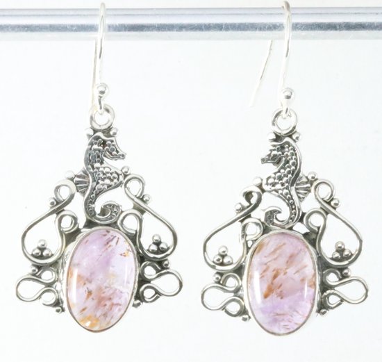 Bewerkte zilveren oorbellen met paarse cacoxeniet en zeepaardje afbeelding 1