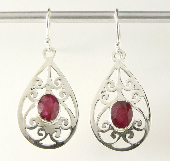 Opengewerkte zilveren oorbellen met robijn afbeelding 1