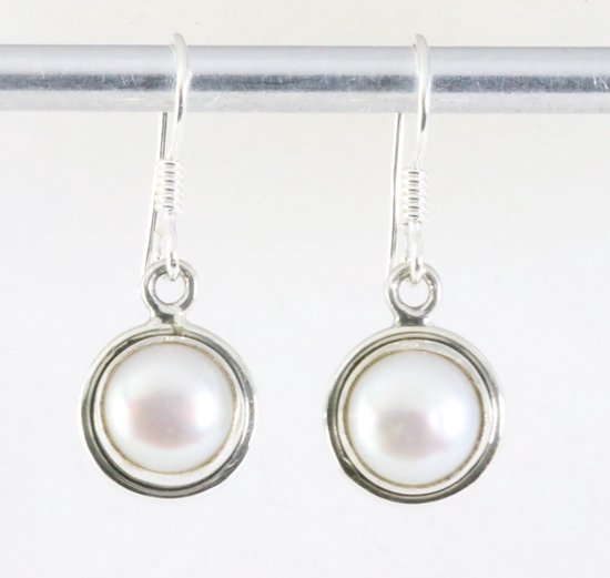 Fijne ronde zilveren oorbellen met witte parel afbeelding 1