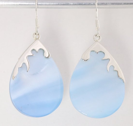 Grote druppelvormige zilveren oorbellen met blauwe schelp afbeelding 1