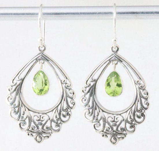 Opengewerkte zilveren oorbellen met peridoot afbeelding 1