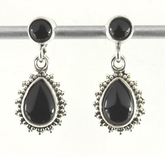 Bewerkte zilveren oorstekers met onyx afbeelding 1