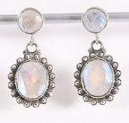 Bewerkte zilveren oorstekers met regenboog maansteen afbeelding 1