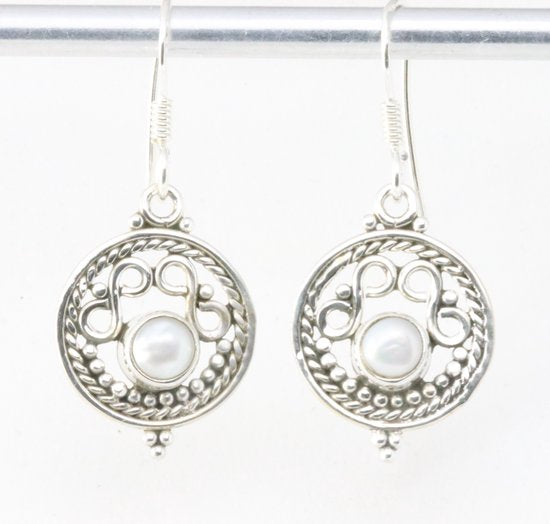 Fijne opengewerkte ronde zilveren oorbellen met parel afbeelding 1