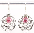 Ronde opengewerkte zilveren oorbellen met granaat afbeelding 1