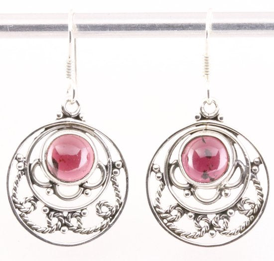 Ronde opengewerkte zilveren oorbellen met granaat afbeelding 1