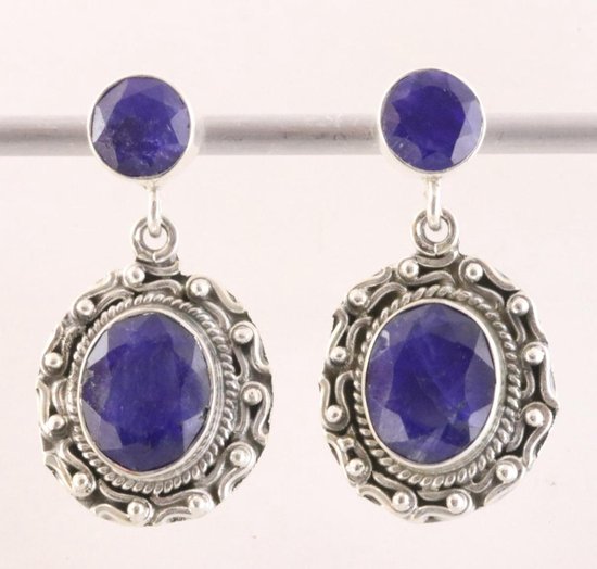 Bewerkte zilveren oorstekers met blauwe saffier afbeelding 1