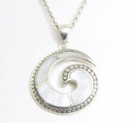 Bewerkte zilveren hanger met parelmoer aan ketting afbeelding 1