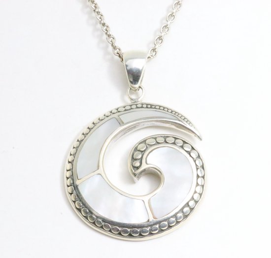 Bewerkte zilveren hanger met parelmoer aan ketting afbeelding 1