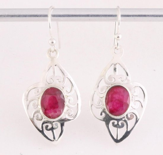 Opengewerkte zilveren oorbellen met robijn afbeelding 1