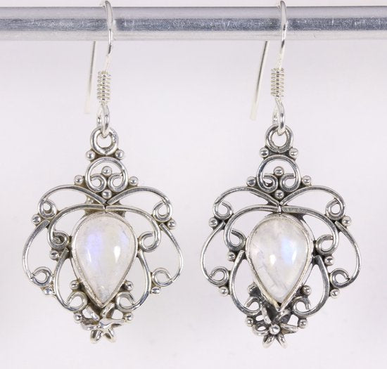 Opengewerkte zilveren oorbellen met regenboog maansteen afbeelding 1