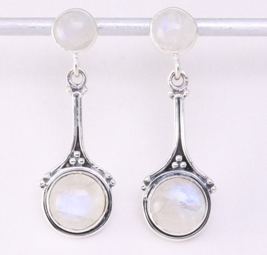 Bewerkte zilveren oorstekers met regenboog maansteen afbeelding 1