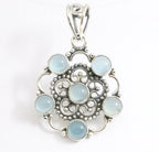 Opengewerkte zilveren hanger met blauwe chalcedoon afbeelding 1